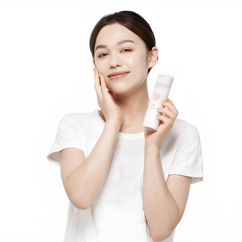 Model holding MOMO PURI Moist Barrier Milk.
